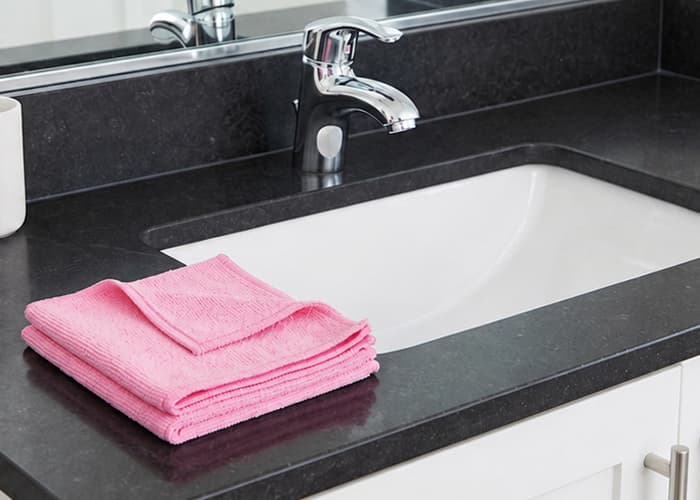 Chiuveta din baie, curată, după curățare cu lavetele IdealClean
