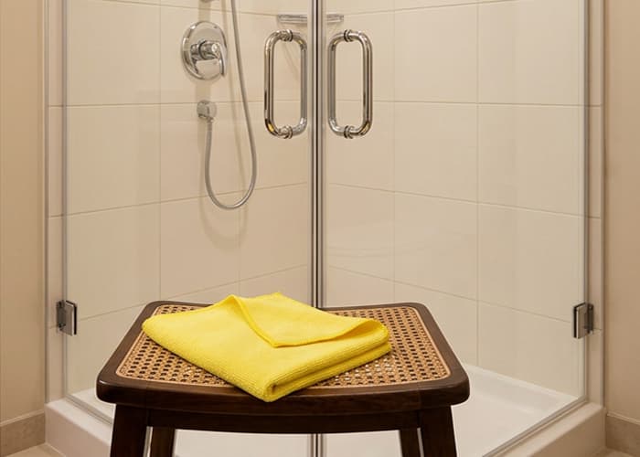 Cabina de duș, curată, după curățare cu lavetele IdealClean