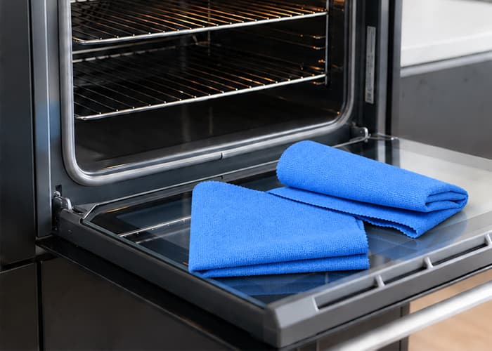 Cuptorul, curată, după curățare cu lavetele IdealClean
