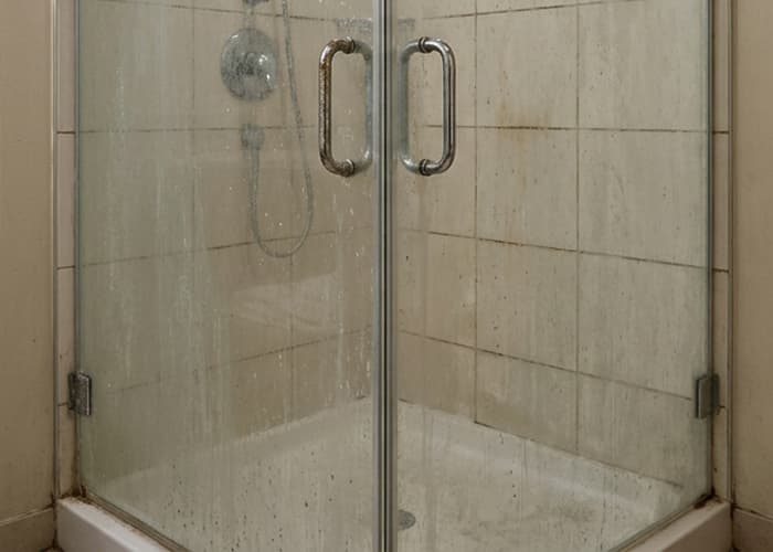 Cabina de duș, murdară, înainte de curățare